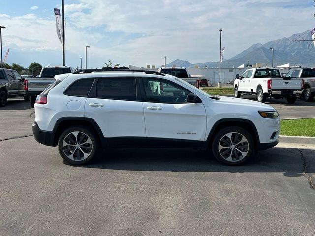 Photo of 2022 Bright White Clearcoat Jeep Cherokee