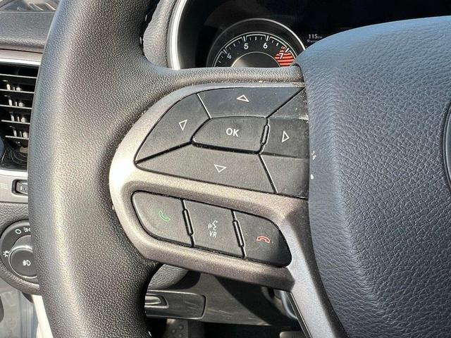 Photo of 2022 Bright White Clearcoat Jeep Cherokee