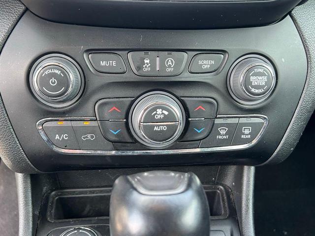 Photo of 2022 Bright White Clearcoat Jeep Cherokee