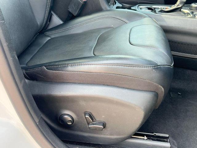 Photo of 2022 Bright White Clearcoat Jeep Cherokee