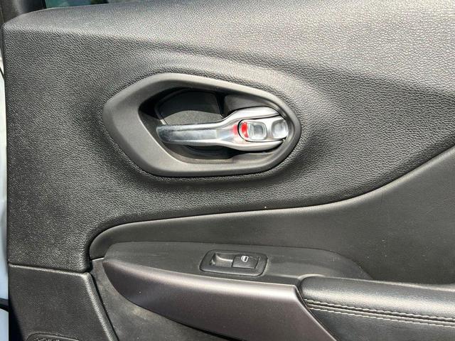 Photo of 2022 Bright White Clearcoat Jeep Cherokee