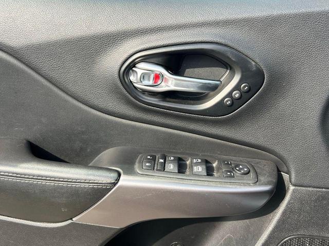Photo of 2022 Bright White Clearcoat Jeep Cherokee