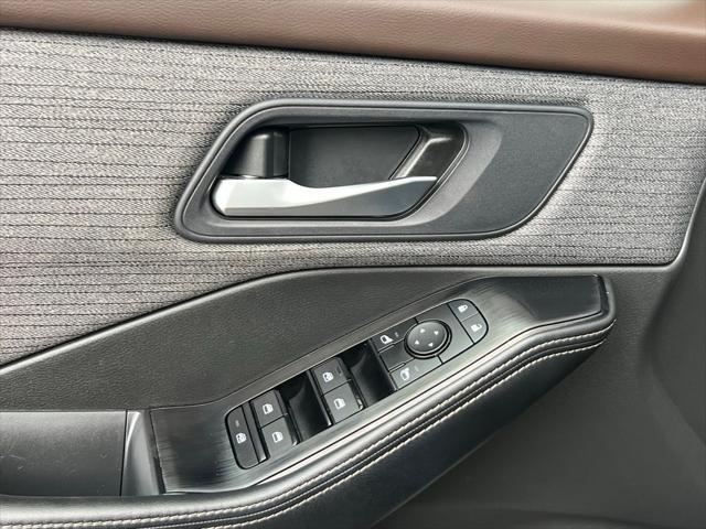 Photo of 2023 Super Black Nissan Rogue
