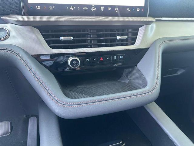 Photo of 2025 Star White Metallic Tri-Coat Ford Explorer