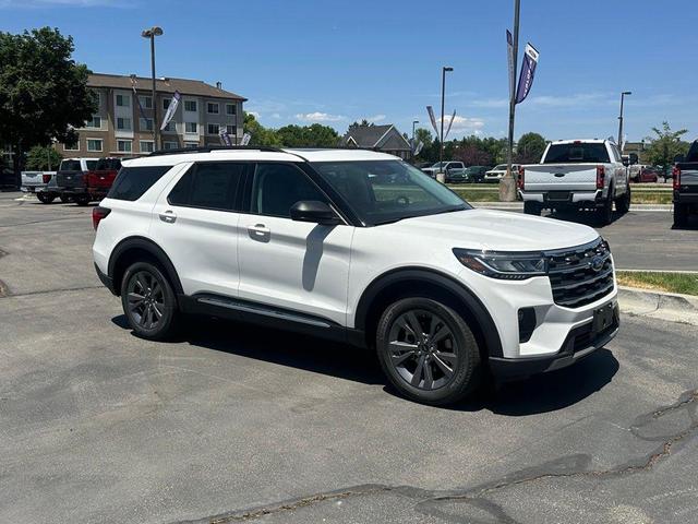 Photo of 2025 Star White Metallic Tri-Coat Ford Explorer