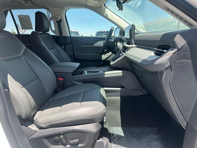 Photo of 2025 Star White Metallic Tri-Coat Ford Explorer
