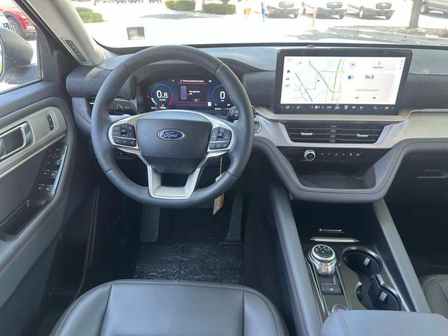 Photo of 2025 Star White Metallic Tri-Coat Ford Explorer