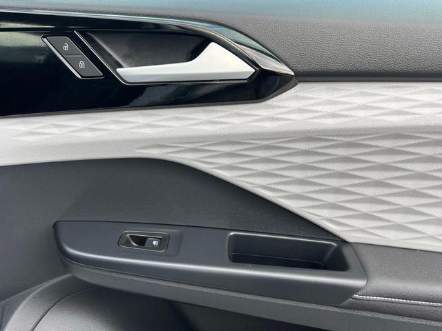 Photo of 2024 White Volkswagen Taos