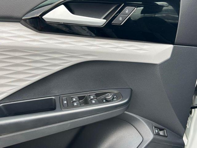 Photo of 2024 White Volkswagen Taos
