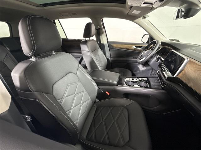 Photo of 2025 Deep Black Pearl Effect Volkswagen Atlas