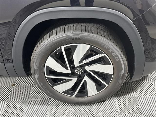 Photo of 2025 Deep Black Pearl Effect Volkswagen Atlas