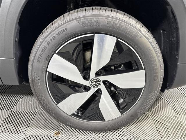 Photo of 2025 Deep Black Pearl Effect Volkswagen Taos
