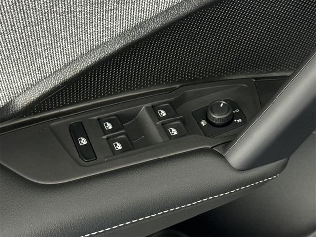 Photo of 2025 Deep Black Pearl Effect Volkswagen Tiguan