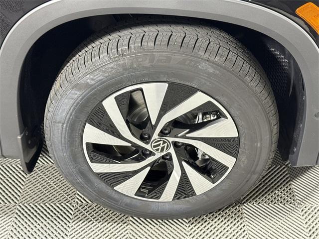 Photo of 2025 Deep Black Pearl Effect Volkswagen Tiguan