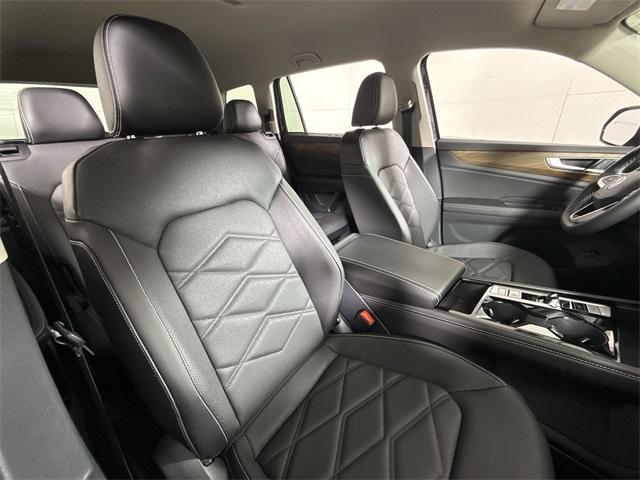 Photo of 2025 Deep Black Pearl Effect Volkswagen Atlas