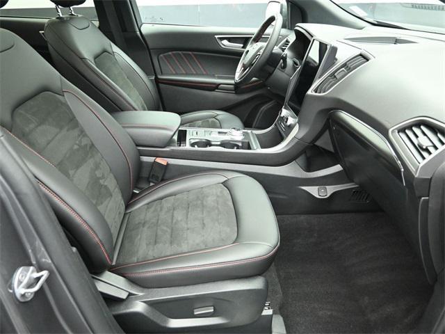 Photo of 2022 Carbonized Gray Metallic Ford Edge