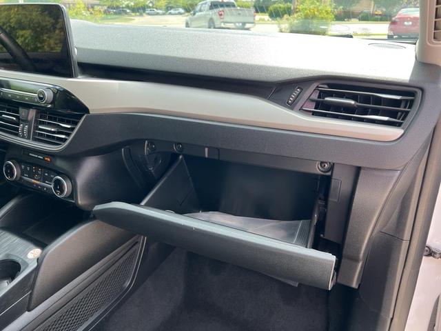 Photo of 2022 Oxford White Ford Escape