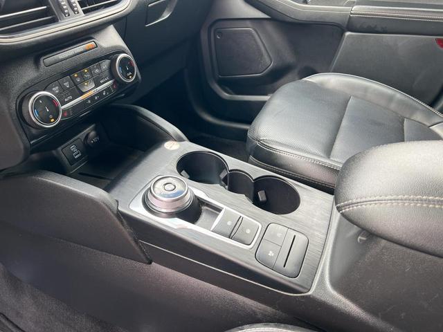 Photo of 2022 Oxford White Ford Escape