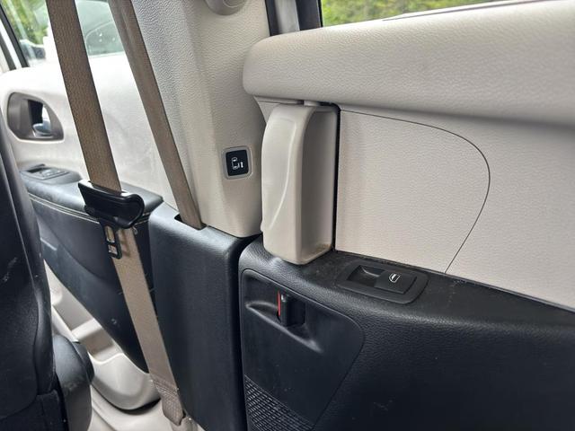 Photo of 2020 Bright White Clearcoat Chrysler Voyager