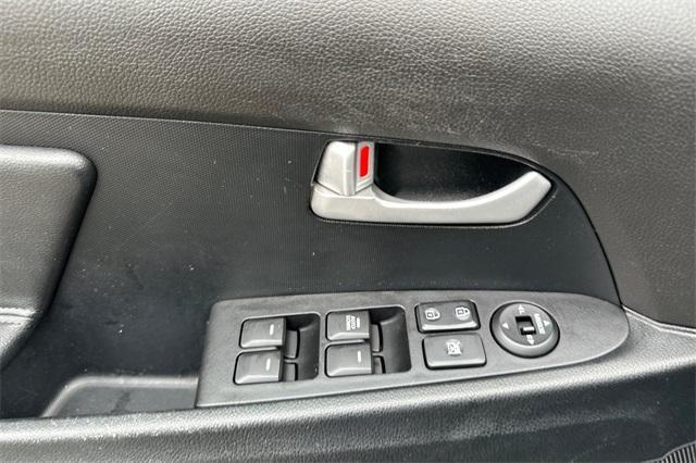 Photo of 2016 Bright Silver Kia Sportage