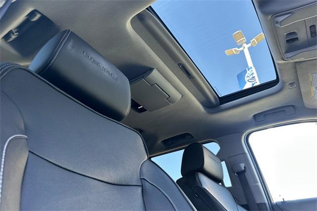 Photo of 2018 Onyx Black GMC Yukon XL