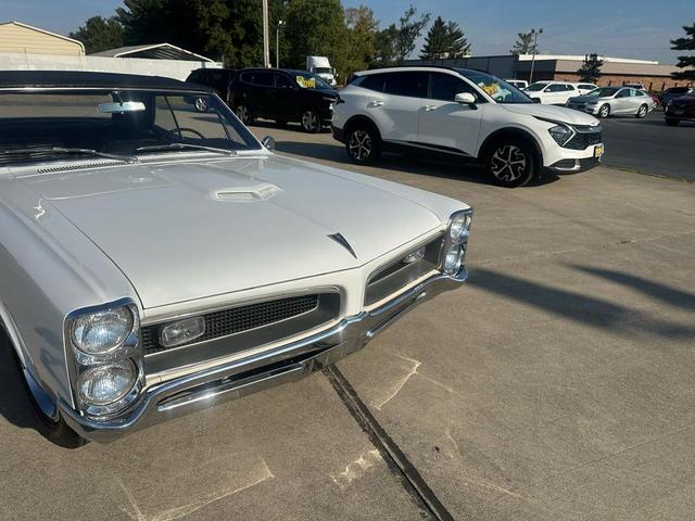 Photo of 1966 White Pontiac GTO
