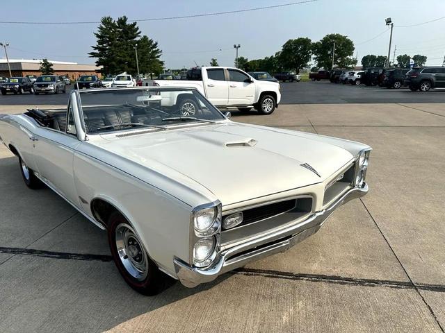 Photo of 1966 White Pontiac GTO