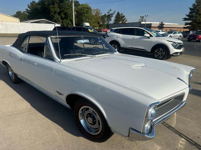 Photo of 1966 White Pontiac GTO