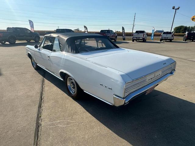Photo of 1966 White Pontiac GTO