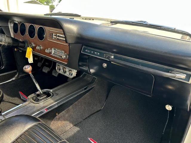 Photo of 1966 White Pontiac GTO