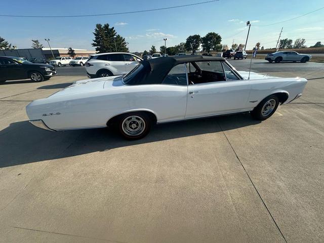 Photo of 1966 White Pontiac GTO