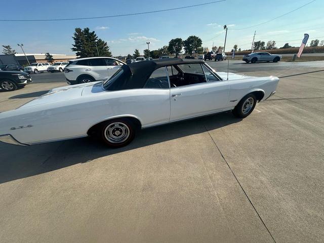 Photo of 1966 White Pontiac GTO