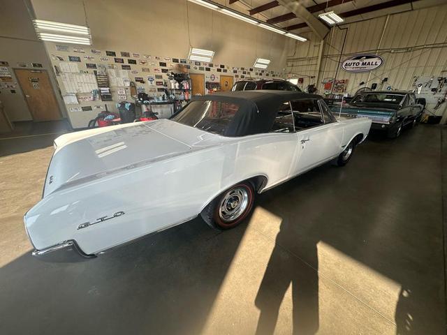 Photo of 1966 White Pontiac GTO