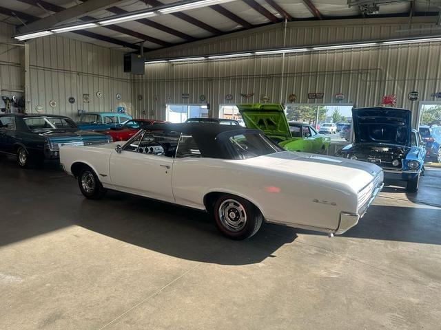 Photo of 1966 White Pontiac GTO