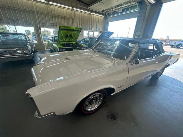 Photo of 1966 White Pontiac GTO