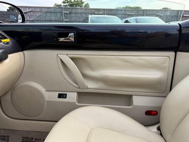 Photo of 2008 Black/Black Roof Volkswagen New Beetle