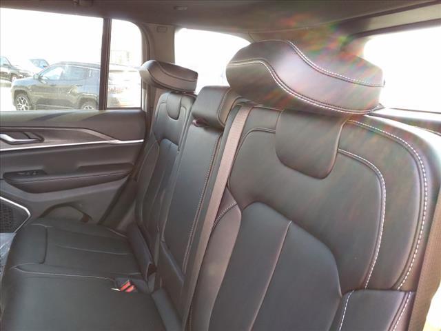 Photo of 2025 Diamond Black Crystal Pearlcoat Jeep Grand Cherokee