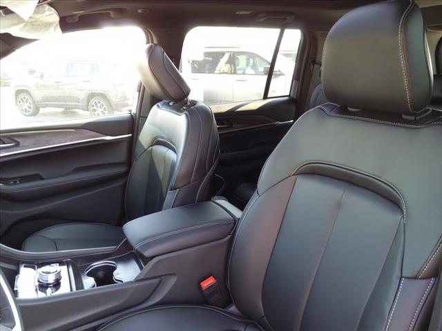 Photo of 2025 Diamond Black Crystal Pearlcoat Jeep Grand Cherokee