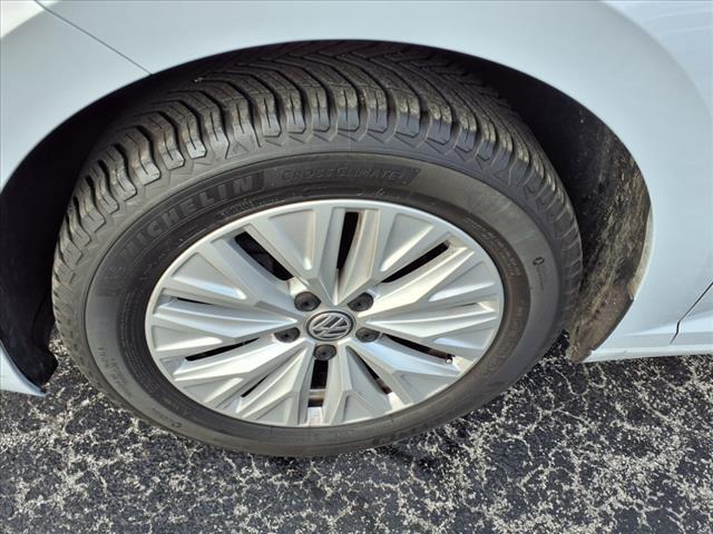 Photo of 2019 Platinum Gray Metallic Volkswagen Jetta