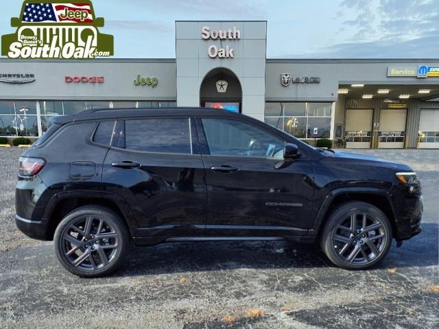 Photo of 2025 Diamond Black Crystal Pearlcoat Jeep Compass