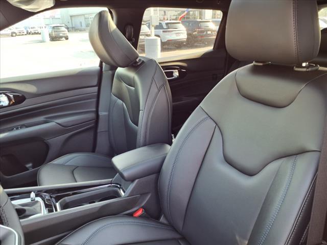 Photo of 2025 Diamond Black Crystal Pearlcoat Jeep Compass