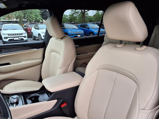 Photo of 2025 Bright White Clearcoat Jeep Grand Cherokee L