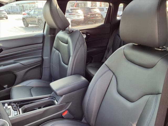 Photo of 2025 Bright White Clearcoat Jeep Compass