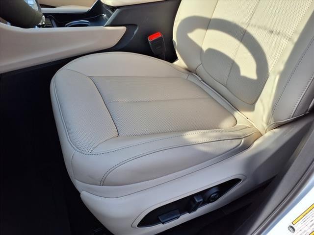 Photo of 2025 Bright White Clearcoat Jeep Grand Cherokee L