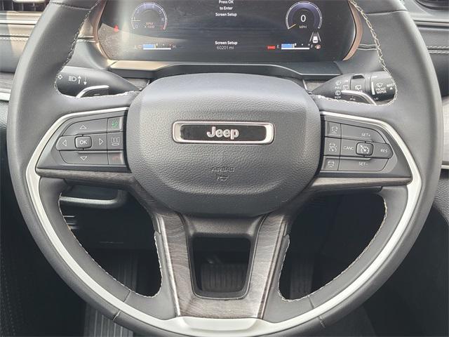 Photo of 2023 Diamond Black Crystal Pearlcoat Jeep Grand Cherokee
