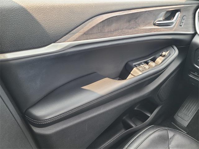 Photo of 2023 Diamond Black Crystal Pearlcoat Jeep Grand Cherokee