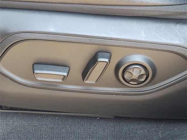 Photo of 2023 Diamond Black Crystal Pearlcoat Jeep Grand Cherokee