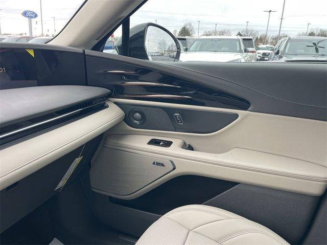 Photo of 2025 White Platinum Clearcoat Metallic Lincoln Nautilus