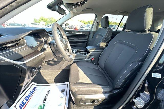 Photo of 2023 Diamond Black Crystal Pearlcoat Jeep Grand Cherokee