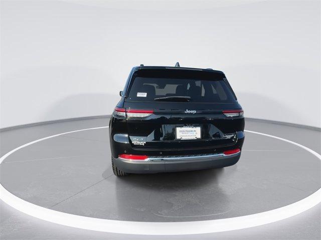 Photo of 2023 Diamond Black Crystal Pearlcoat Jeep Grand Cherokee